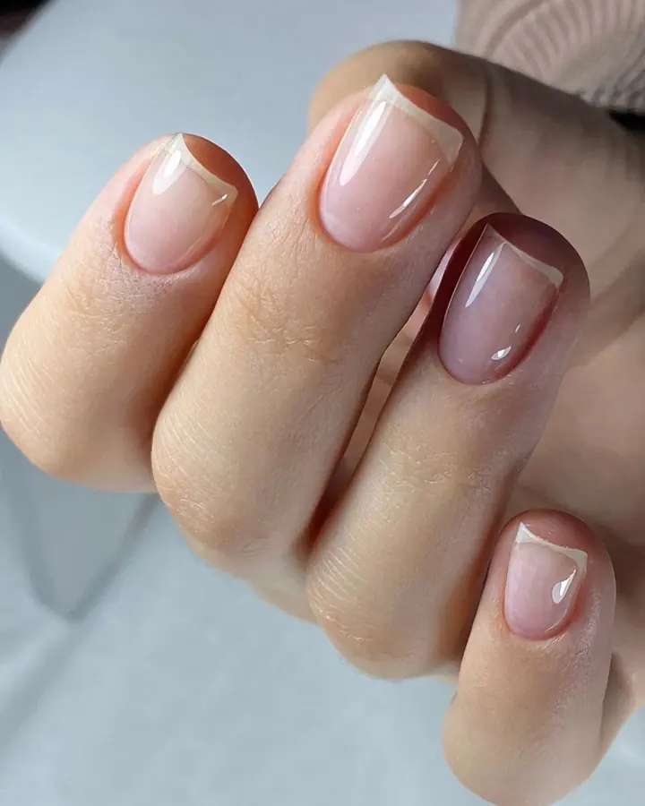 Natural nail edge with transparent protective coating